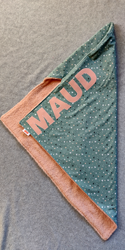 Handgemaakte badcape met naam Maud