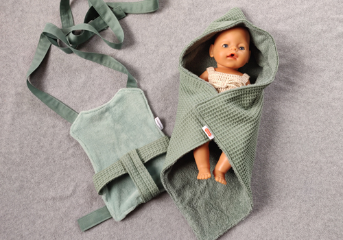 Win een handgemaakte poppendraagdoek en poppencape van Pukkiez